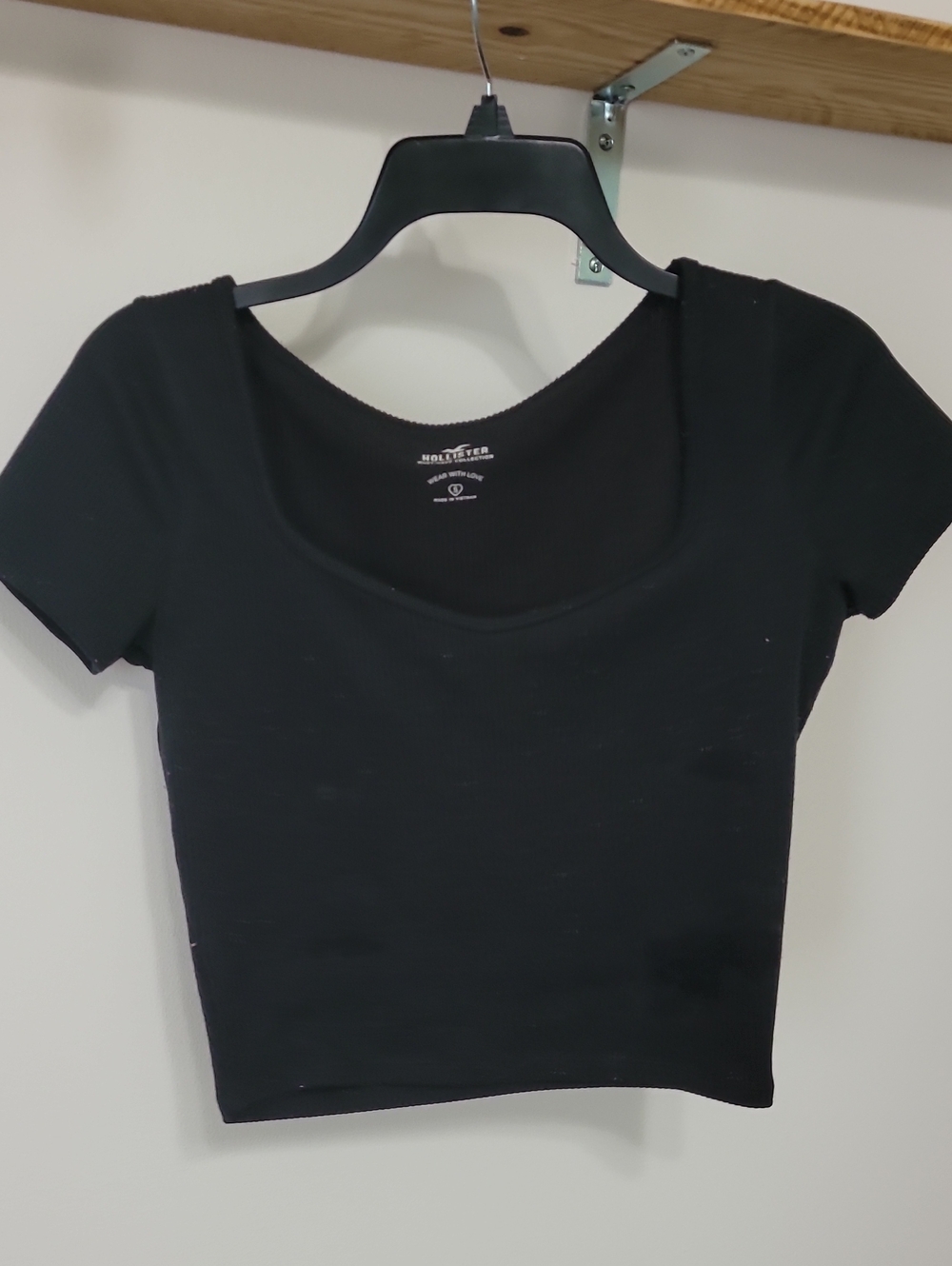 Hollister Black Short Sleeve Scoop Neck Crop Top